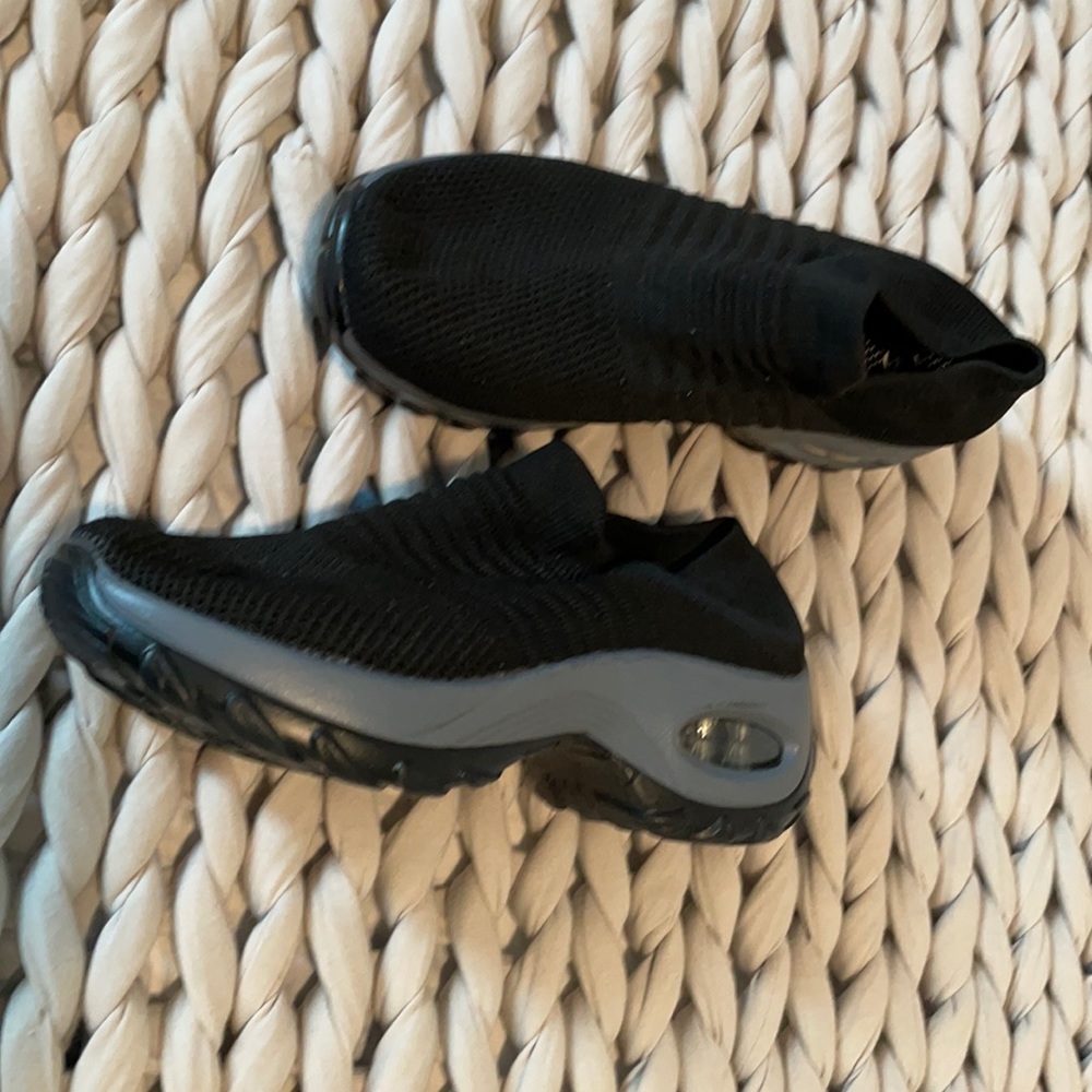 Very comfortable rubber soled black walking shoes.